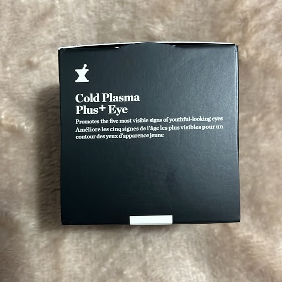 NEW: PERRICONE MD Cold Plasma + Eye advanced eye cream. (0.5 fl oz/ 15 mL) - Picture 2 of 6